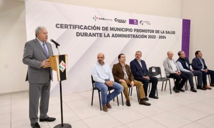 Chema Fraustro devela placa de Saltillo como Promotor de Salud