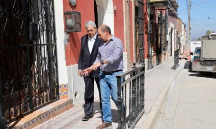 Chema Fraustro se reúne con vecinos de la calle General Cepeda