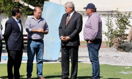 Supervisa Chema Fraustro remodelación del campo de béisbol del Ateneo