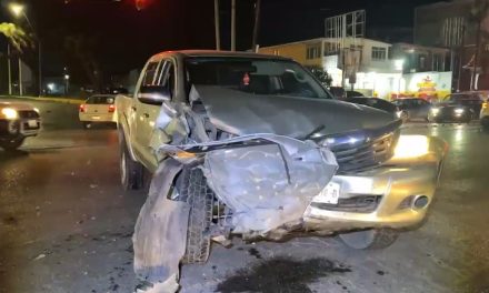 Se registra aparatoso accidente en Nazario Ortiz Garza y Valdés Sánchez