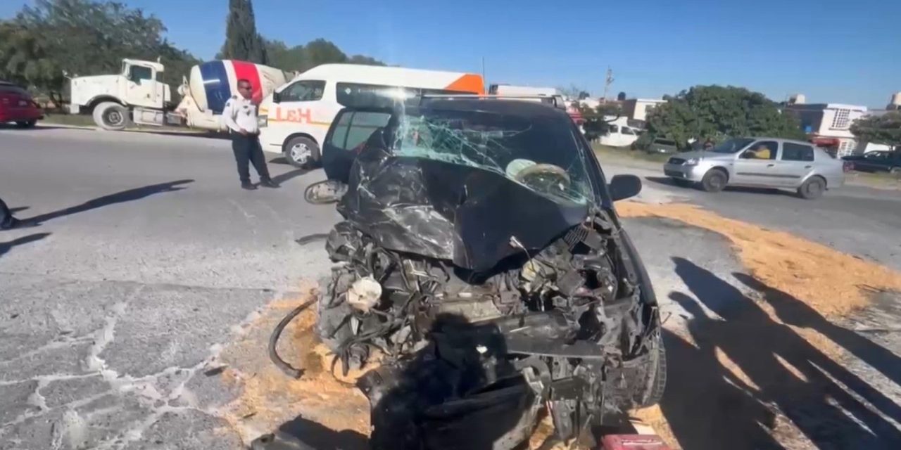 Aparatoso accidente deja daños materiales en el boulevard Antonio Cárdenas