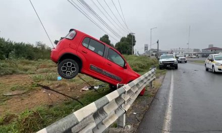 A punto estuvo de volcar un vehículo en Saltillo