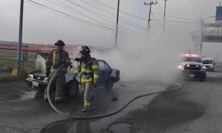 Arde un automóvil Tsuru en Ramos Arizpe