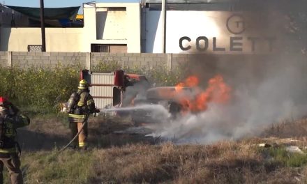 Atiende Bomberos Saltillo incendio de vehículo cerca de una gasolinera