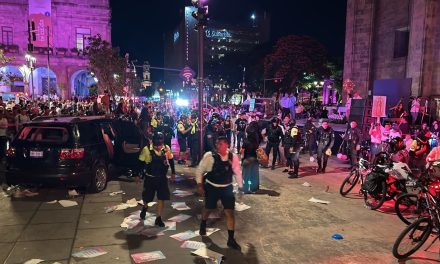 Conductor roba un vehículo y arrolla a 16 personas en el centro de Guadalajara
