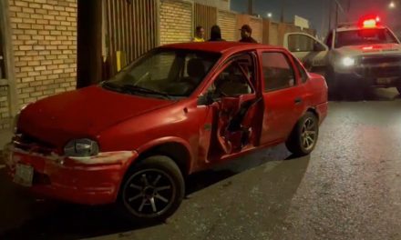 Saltillo: Auto fue embestido por un camión que se escapó