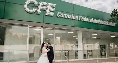 Casados realizan su sesión de fotos en sucursal de la CFE… ahí se conocieron
