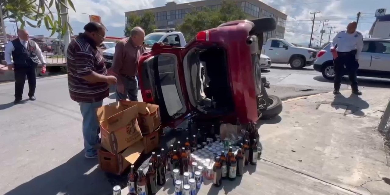 Un choque y volcadura en el centro de Saltillo
