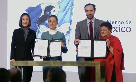 Claudia Sheinbaum firma decretos para retornar a Pemex y CFE al control público