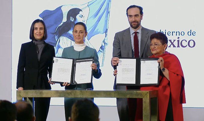 Claudia Sheinbaum firma decretos para retornar a Pemex y CFE al control público