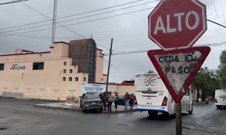 Conductor ignora el alto y provoca accidente en Saltillo