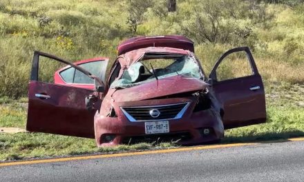 Conductor se dirigía a su trabajo y vuelca en la carretera Saltillo-Monterrey