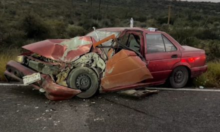 Conductor invade carril y choca en la carretera a Monclova