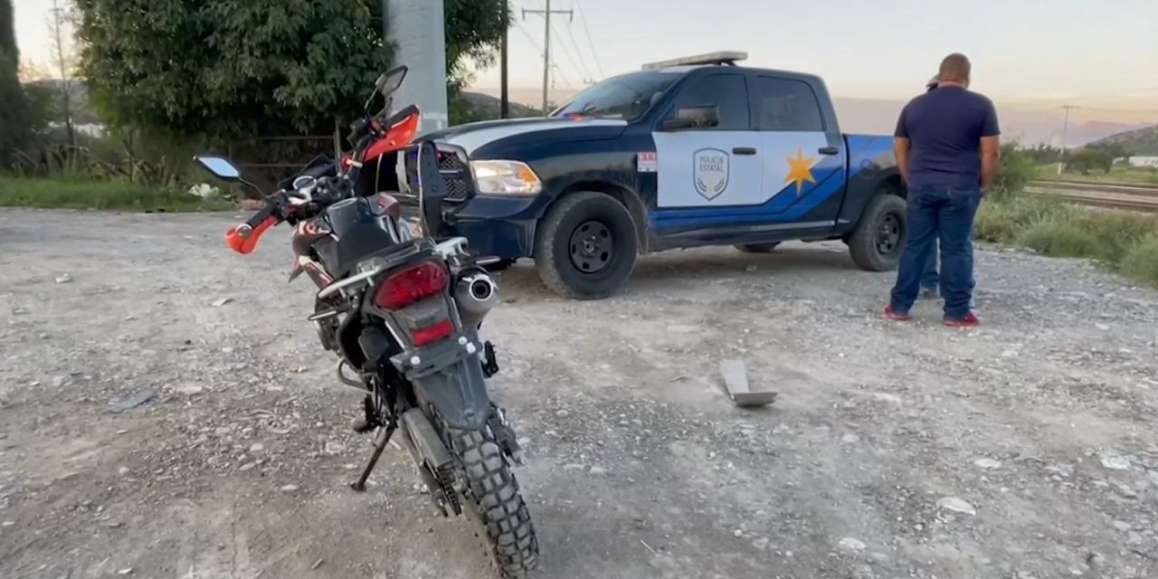 Cruza mujer sin precaución y la arrolla motociclista en Ramos Arizpe