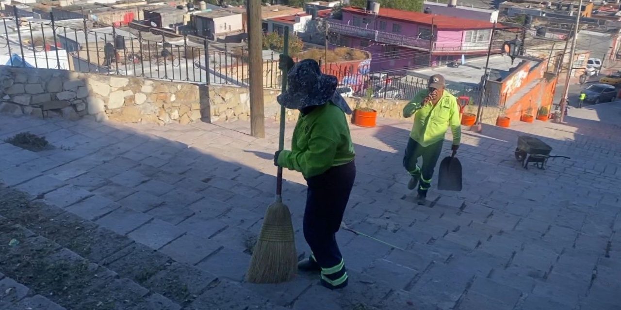 Cuadrillas de limpieza dan mantenimiento a escalinata de Santa Anita para el altar de muertos