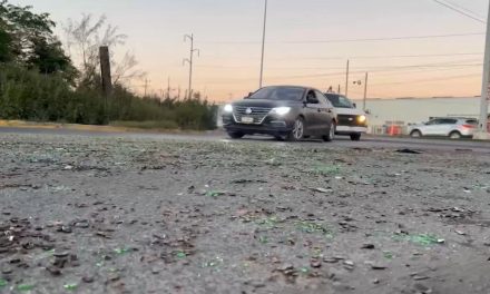 Dejan tirada gran cantidad de vidrios en transitado cruce del norte de Saltillo