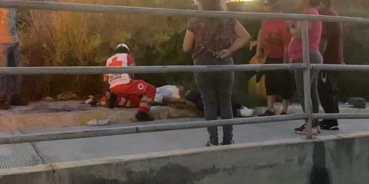 Hombre se desvanece mientras camina por calles de Saltillo