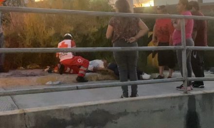 Hombre se desvanece mientras camina por calles de Saltillo
