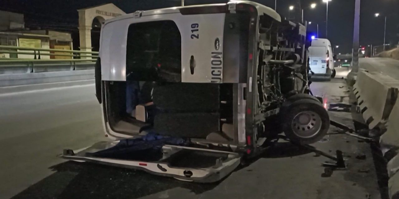 Ebrio conductor iba peleando y provoca volcadura en Saltillo