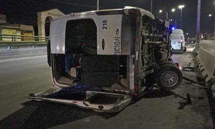 Ebrio conductor iba peleando y provoca volcadura en Saltillo