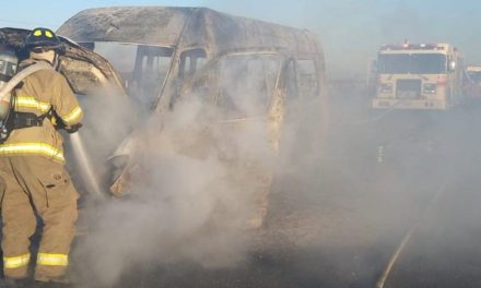 Se incendia camioneta en la Carretera a Monclova