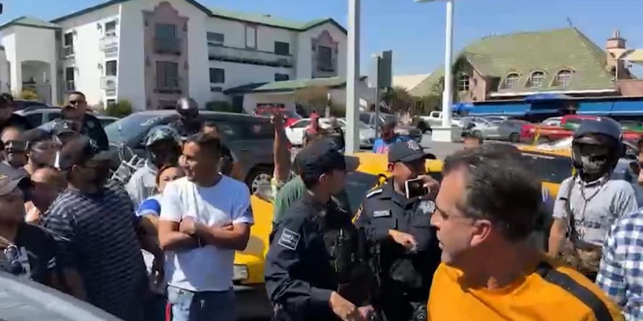 Manifestantes bloquean periférico en Saltillo