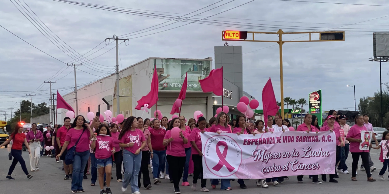 Realizan caminata contra el cáncer de mama en Sabinas