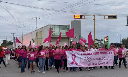 Realizan caminata contra el cáncer de mama en Sabinas