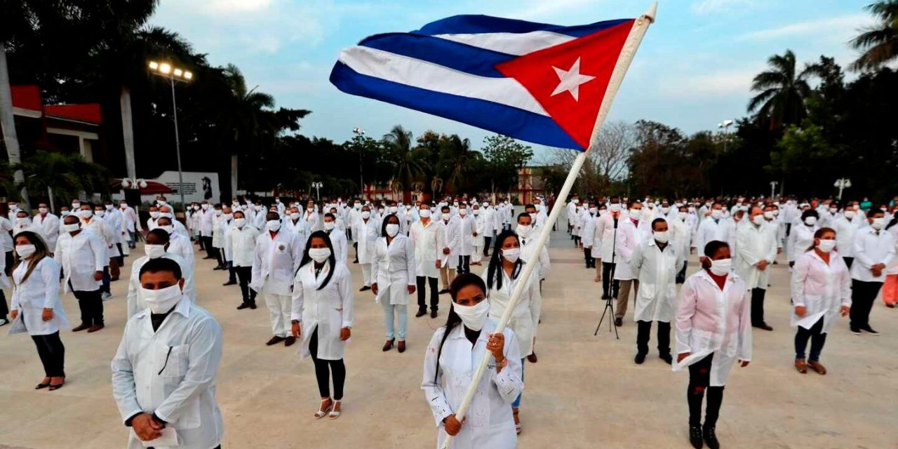 México gasta 100 mil pesos mensuales por cada médico cubano contratado