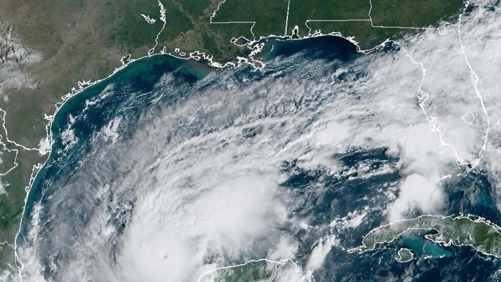 ‘Milton’ deja inundaciones tras su paso por Yucatán; se degrada a categoría 4