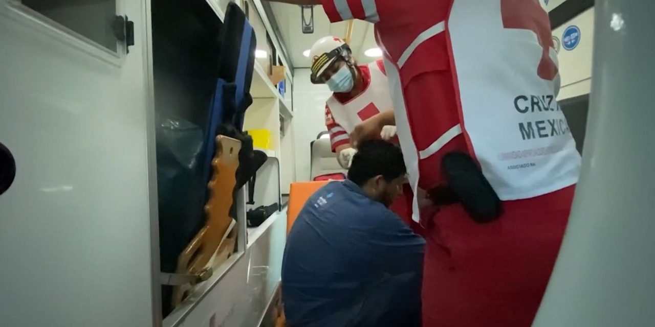 Motociclista acaba en el piso tras accidente en Saltillo