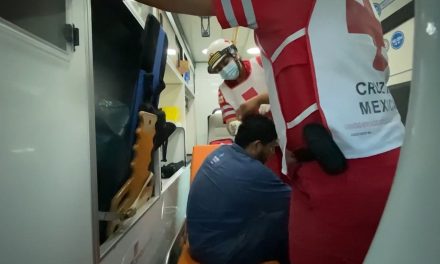 Motociclista acaba en el piso tras accidente en Saltillo