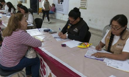 Mujeres de 63 y 64 años acuden a registrarse  al nuevo programa del Gobierno Federal