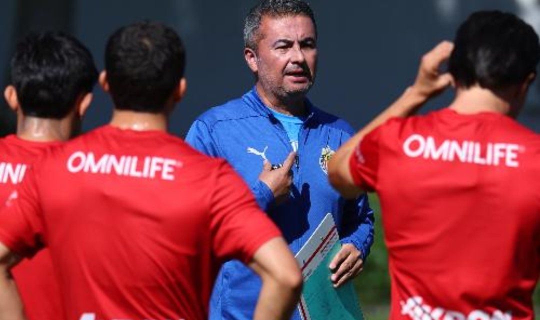 Chivas presenta a Arturo Ortega como técnico interino para el Clásico Nacional