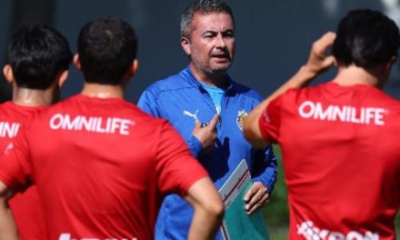 Chivas presenta a Arturo Ortega como técnico interino para el Clásico Nacional