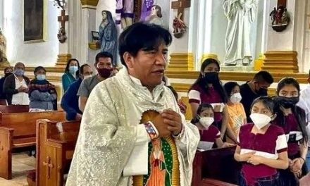 Aparece el video del asesinato del padre Marcelo Pérez en Chiapas tras salir de misa