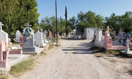 Limpian y fumigan panteones de Piedras Negras previo al Día de Muertos