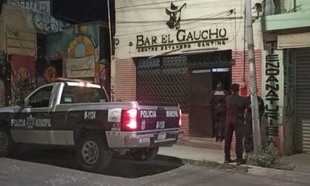 Dos ebrios pelean por subirse a un taxi en Saltillo y terminan detenidos