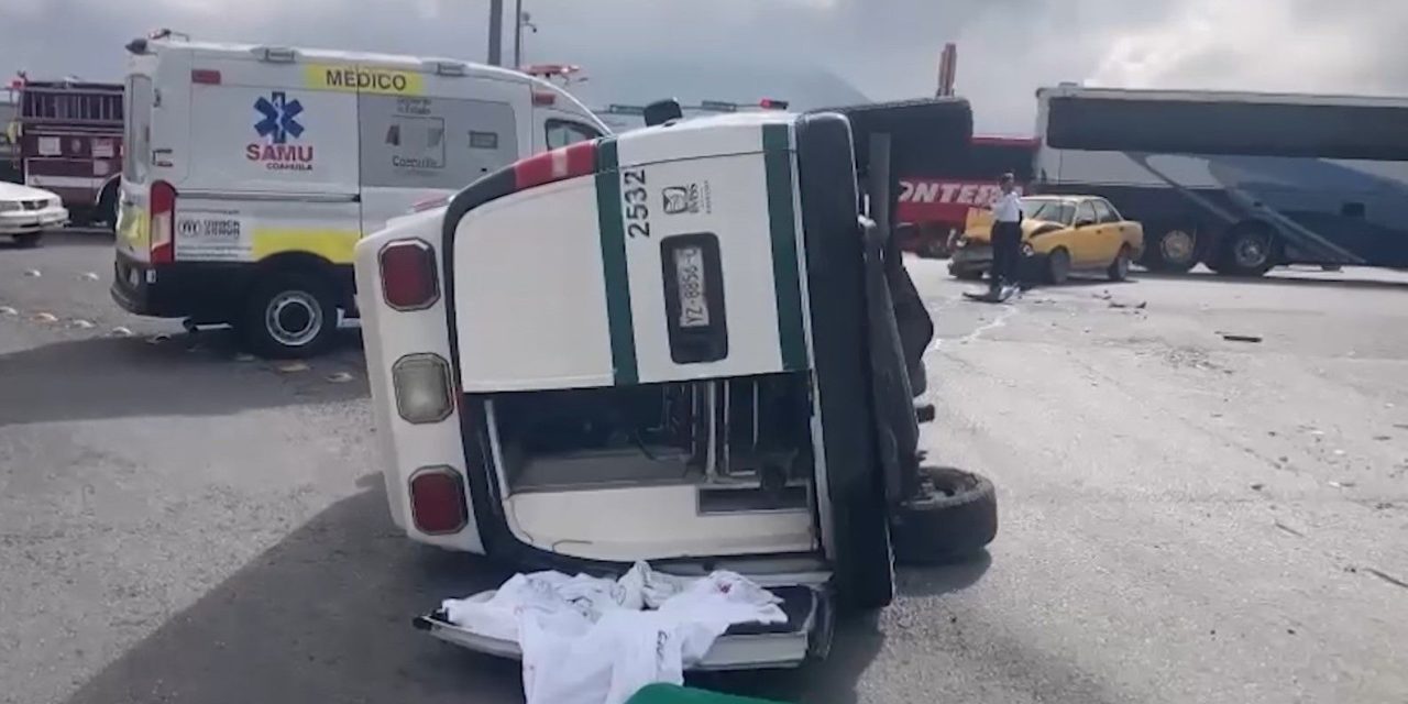 Taxista provoca volcadura de una ambulancia en Saltillo