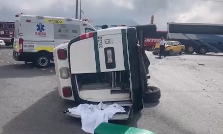 Taxista provoca volcadura de una ambulancia en Saltillo