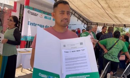 Reciben ejidatarios 14 escrituras en Saltillo