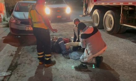 Recolector cae de camión de basura y tuvo que ser llevado a un hospital en Saltillo