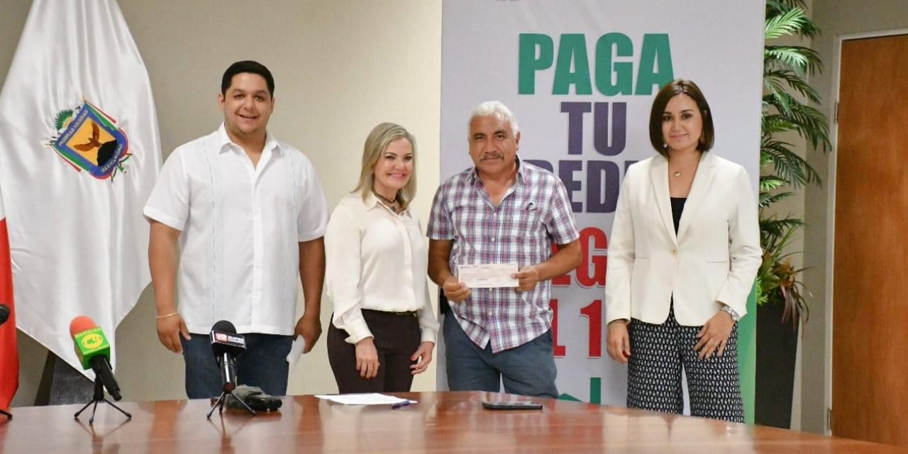Entregan cheques de seguro contra desastres naturales