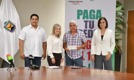 Entregan cheques de seguro contra desastres naturales