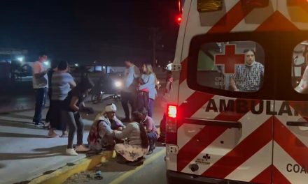 Motociclista se lleva fuerte golpe en la cabeza tras ser derribado