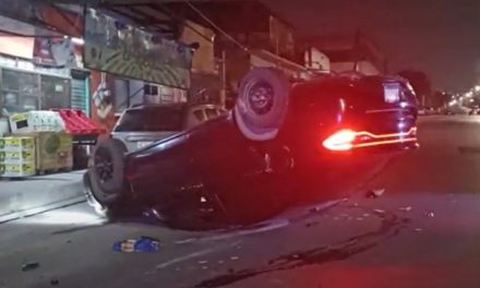 Joven sufre un choque y volcadura en Saltillo