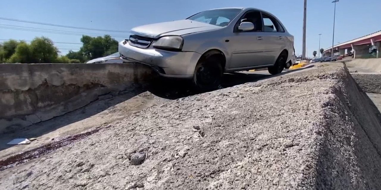 Un vehículo casi cae a un arroyo en Saltillo