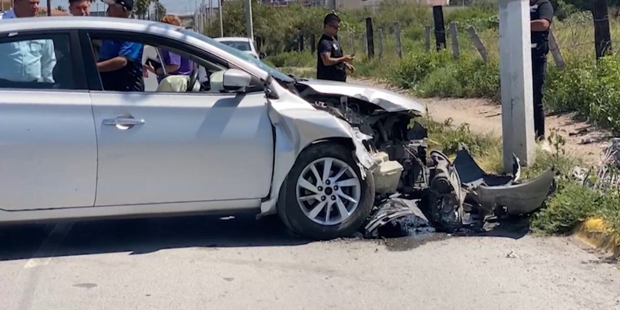Vehículo derriba poste de concreto al norte de Saltillo