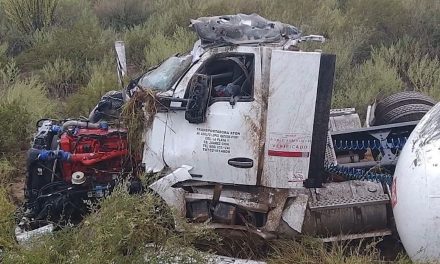 Vuelca pipa de gas LP en la carretera a Monclova