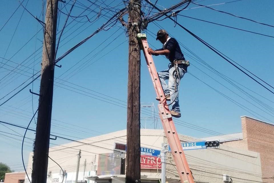 Avanza retiro de cables en desuso en Acuña